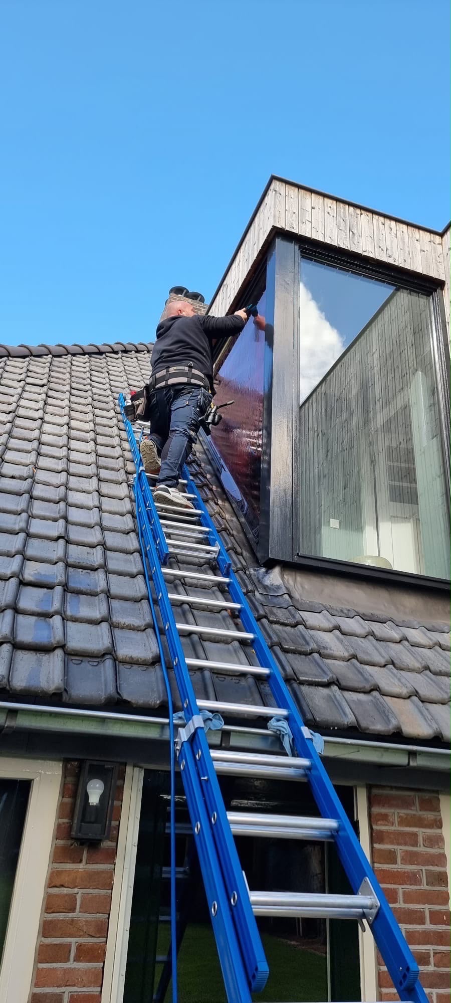 Montage van glasfolie op hoogte