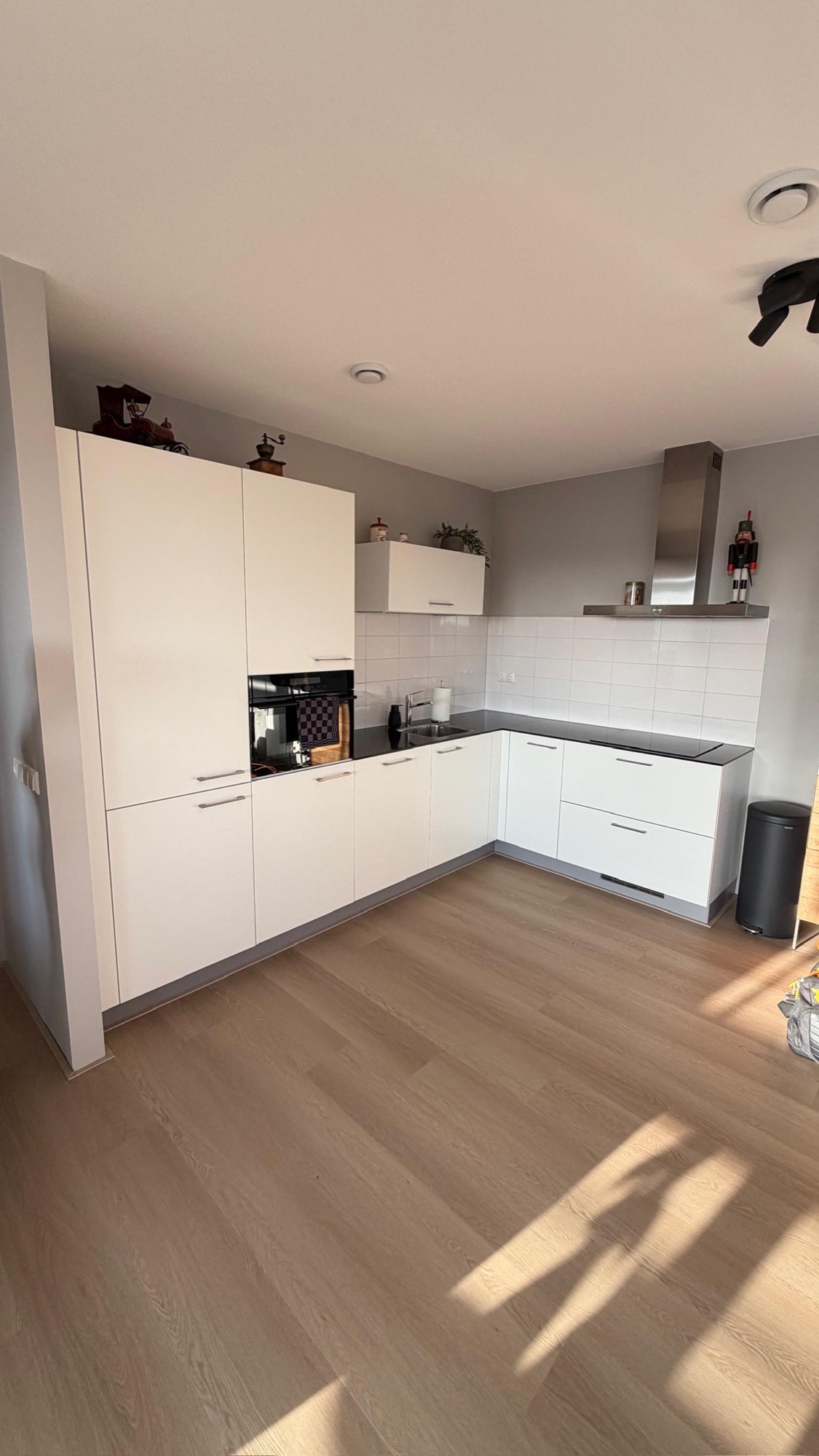 Witte hoekkeuken voor de interieurwrap