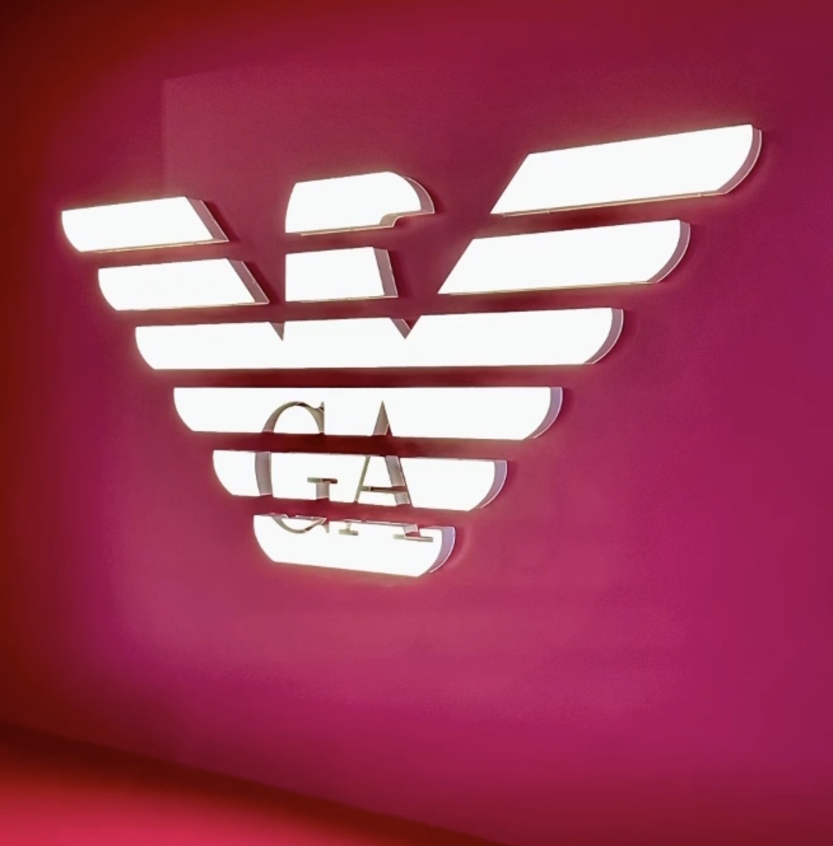 Close-up van verlichte signing op magenta wand