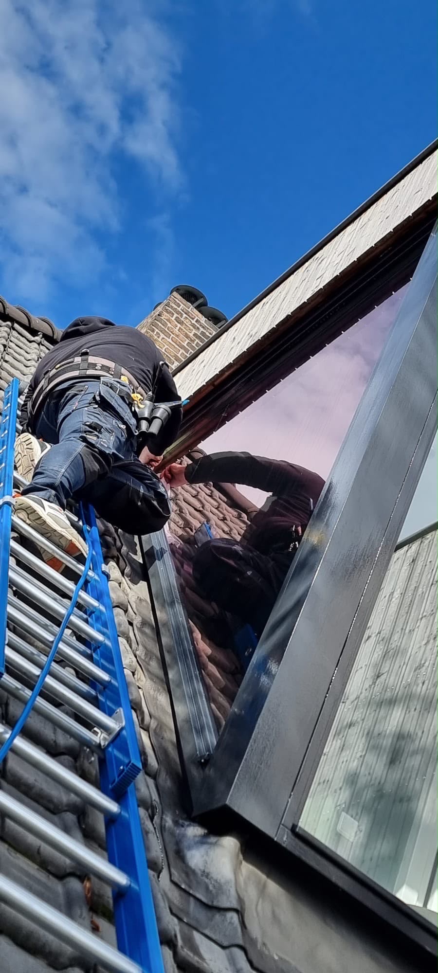 Detail van zonwerende folie op een glaspartij