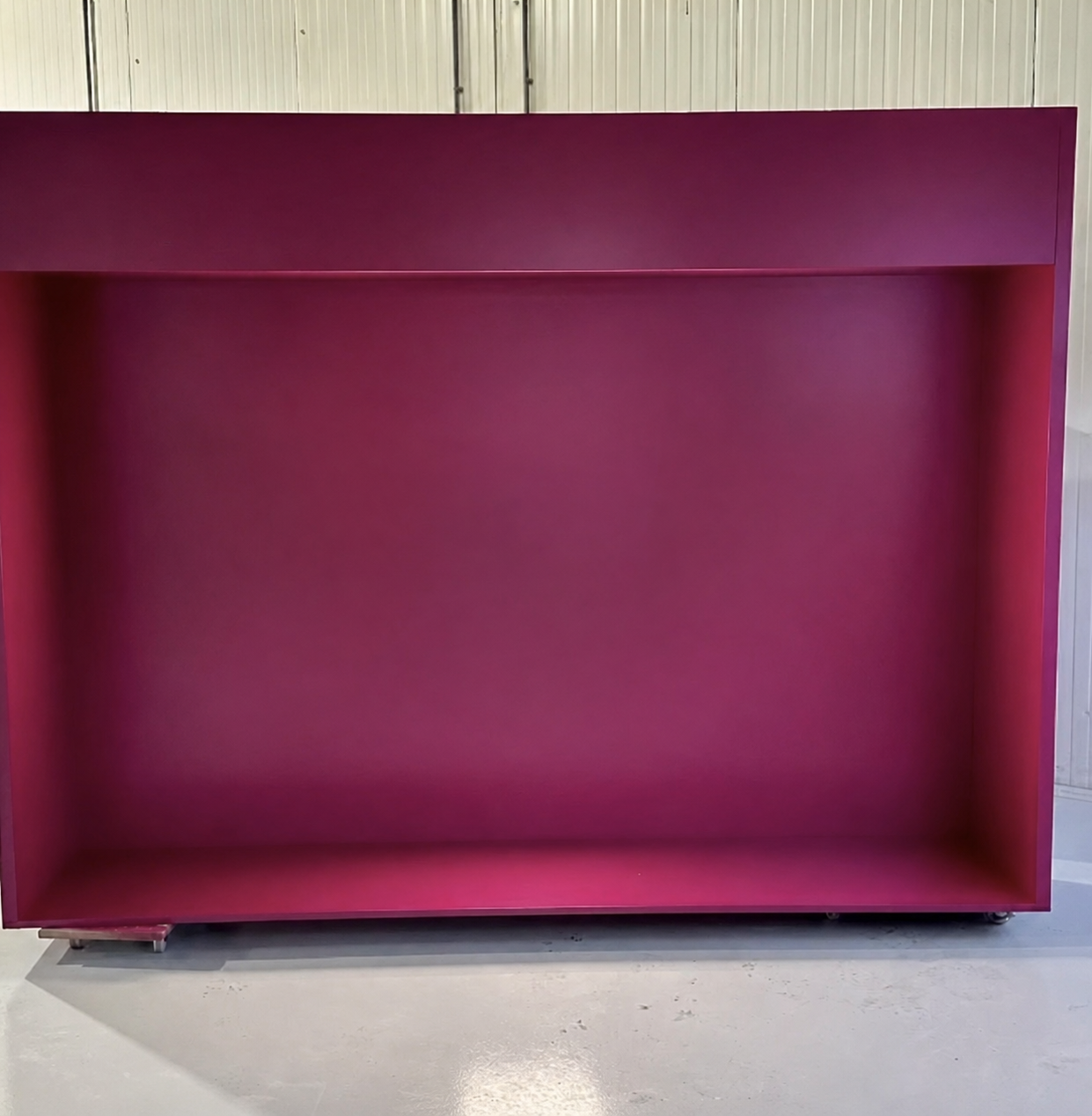 Magenta displaywand zonder verlicht logo